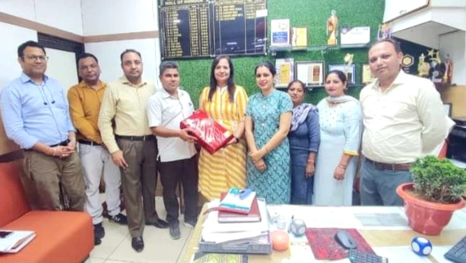State Bank of India branch manager Neena Arora was honored on her transfer